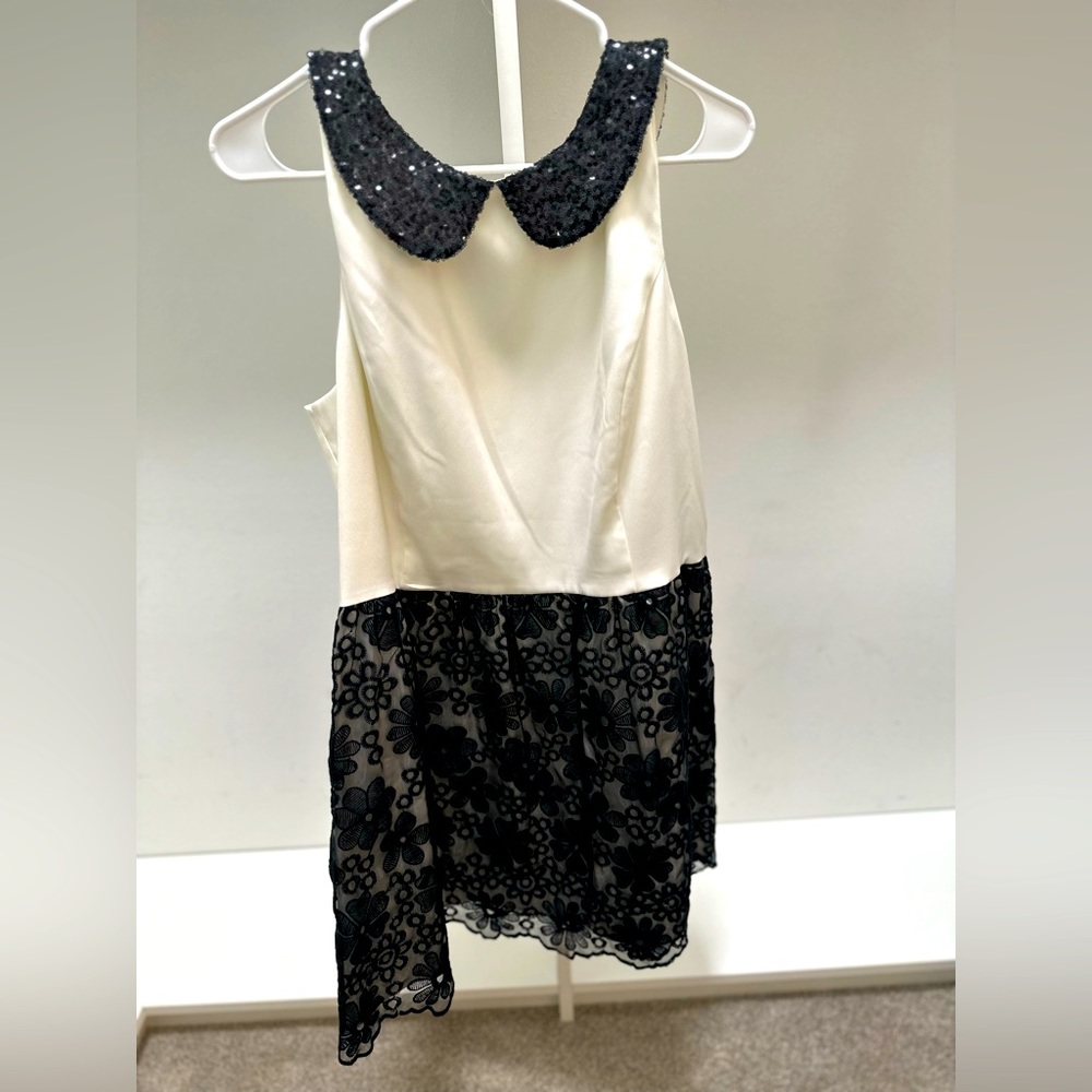 Cute holiday dress worn once.